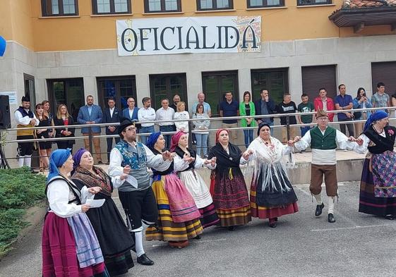 Un momento de la danza de la Oficialidá en la plaza del Ayuntamiento.