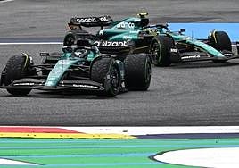 El Aston Martin de Lance Stroll, por delante del de su compañero Fernando Alonso, durante la carrera al sprint del GP de Austria.