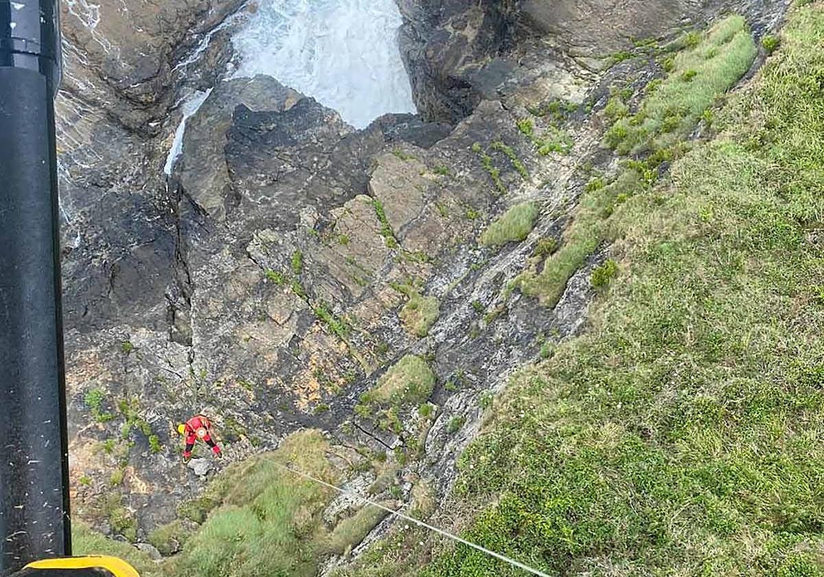 Un momento del rescate en la playa riosellana de Berbes.