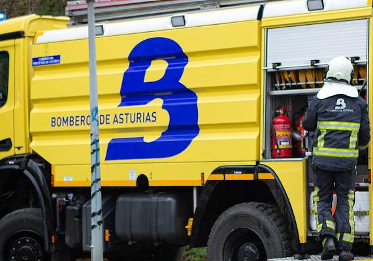 Los bomberos sofocan durante casi tres horas un incendio en Pravia que calcinó una vivienda