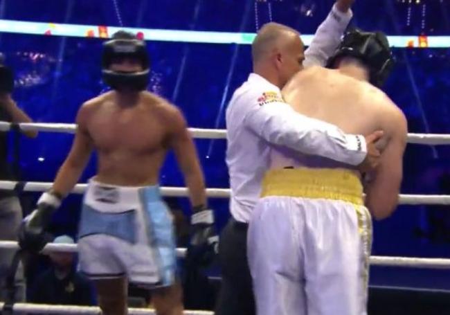 Momento en el que el árbitro decide el final del combate, dando la victoria al argentino.