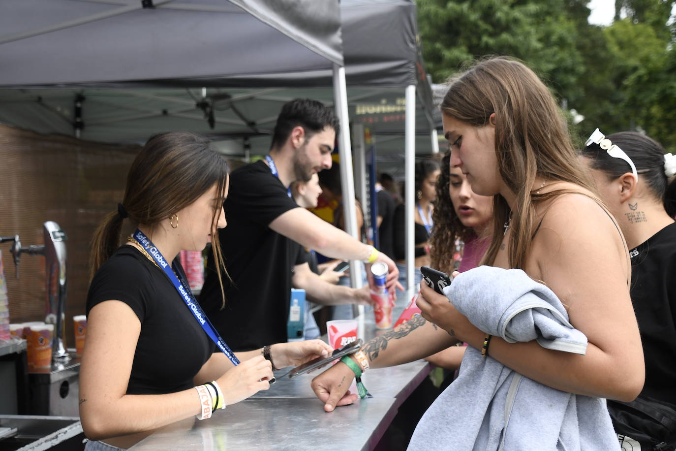 Explosión de ritmo y color en el cierre del Reggaeton Beach en Avilés