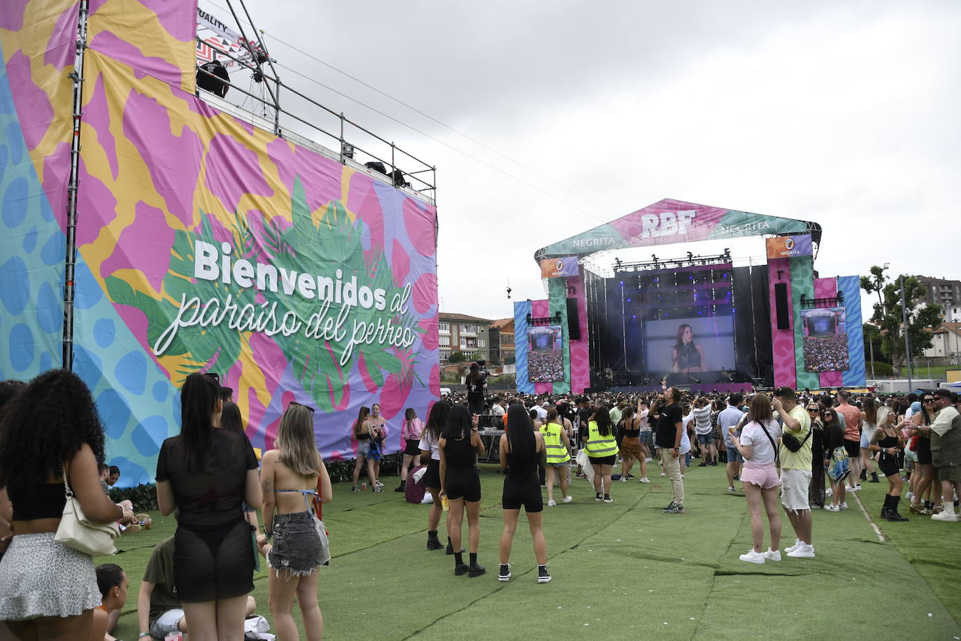 Explosión de ritmo y color en el cierre del Reggaeton Beach en Avilés