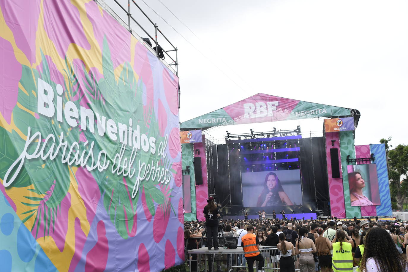 Explosión de ritmo y color en el cierre del Reggaeton Beach en Avilés