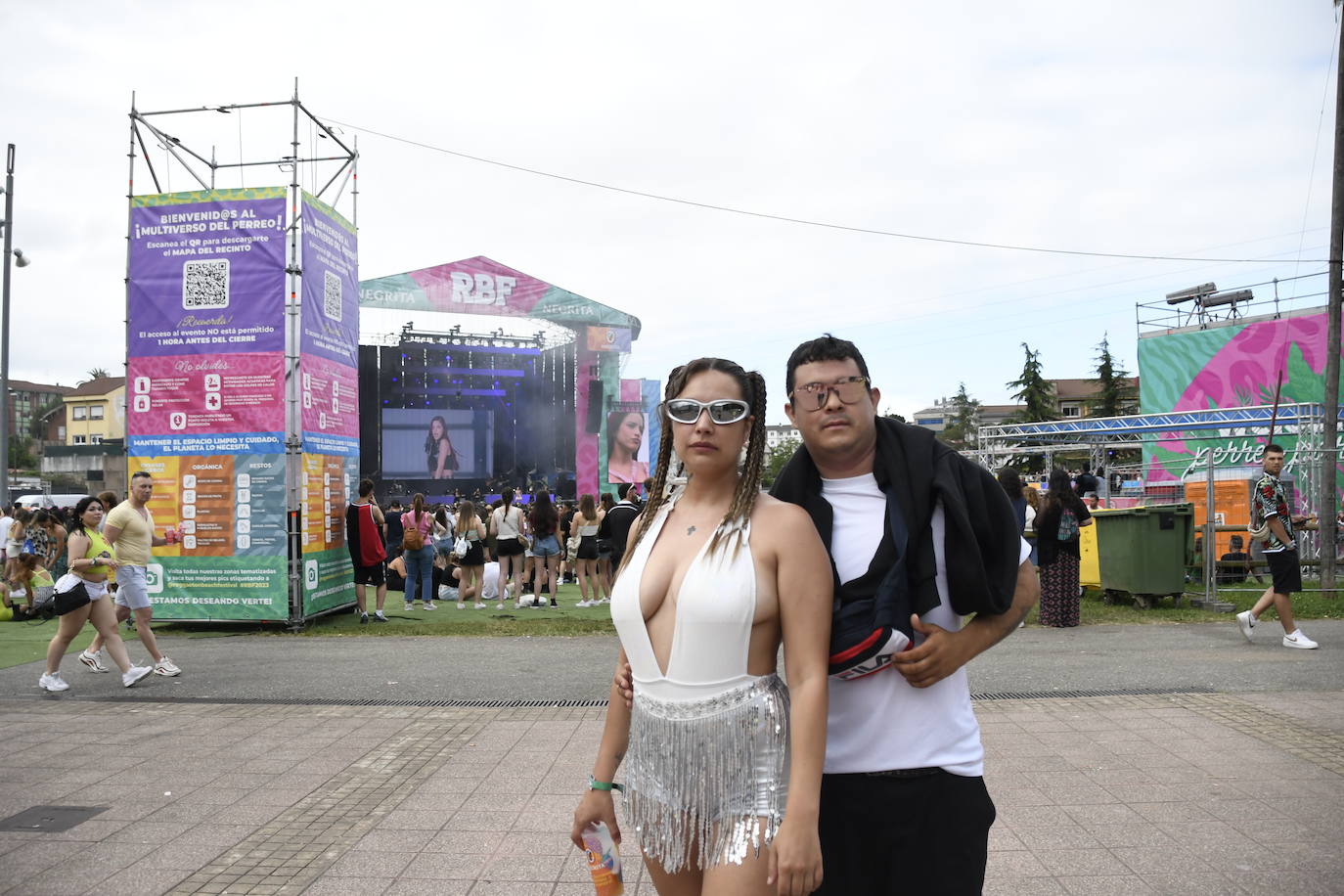 Explosión de ritmo y color en el cierre del Reggaeton Beach en Avilés