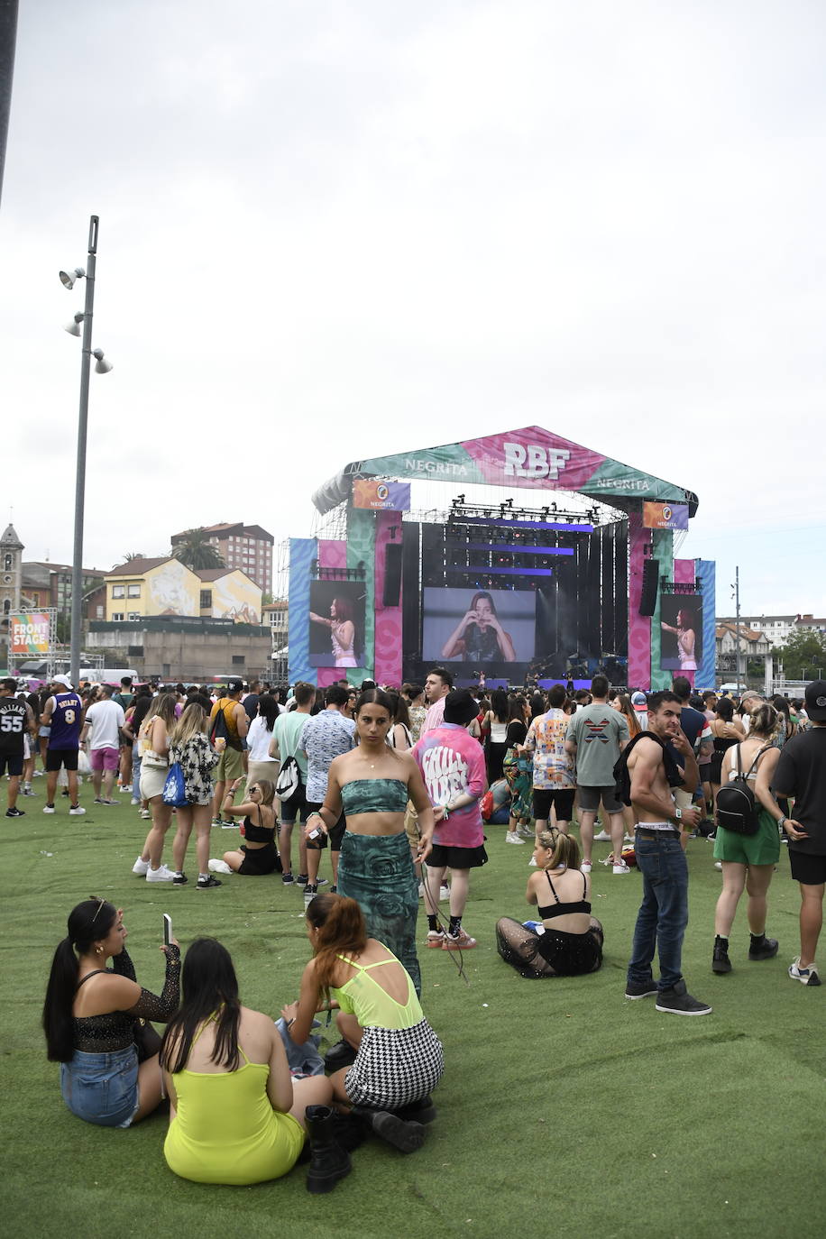 Explosión de ritmo y color en el cierre del Reggaeton Beach en Avilés