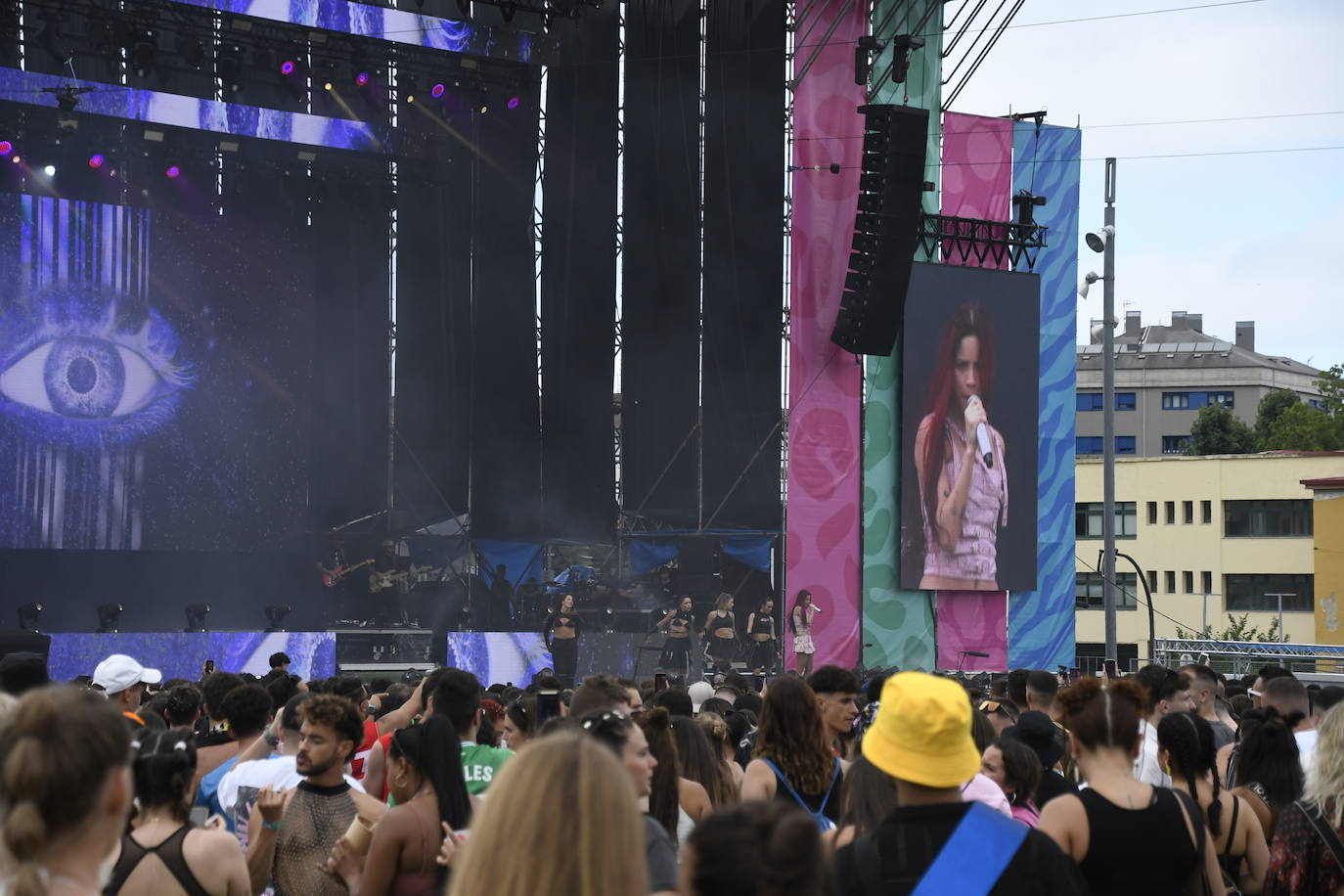 Explosión de ritmo y color en el cierre del Reggaeton Beach en Avilés