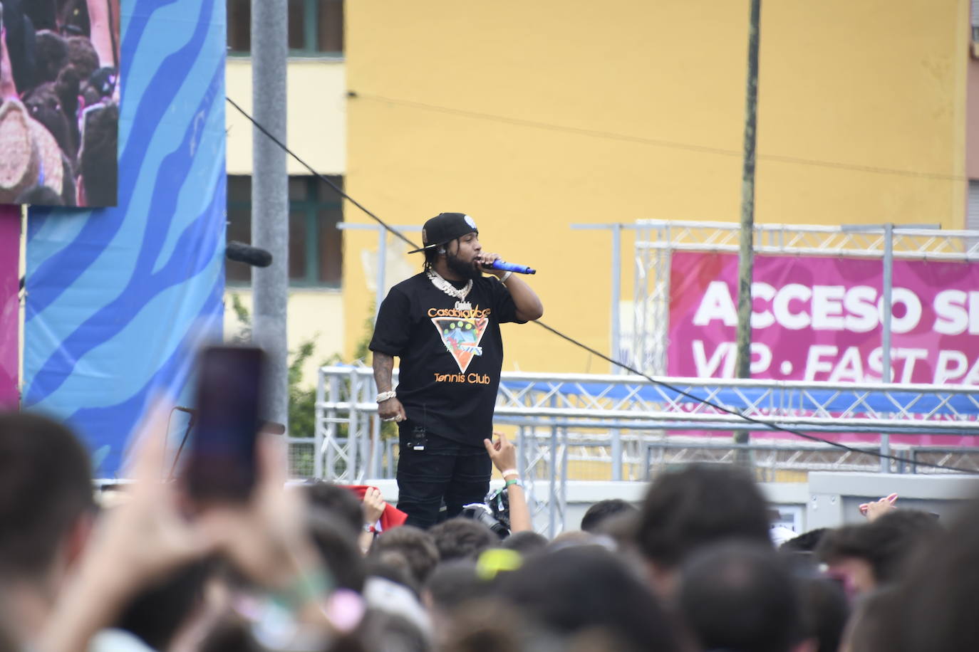 Explosión de ritmo y color en el cierre del Reggaeton Beach en Avilés