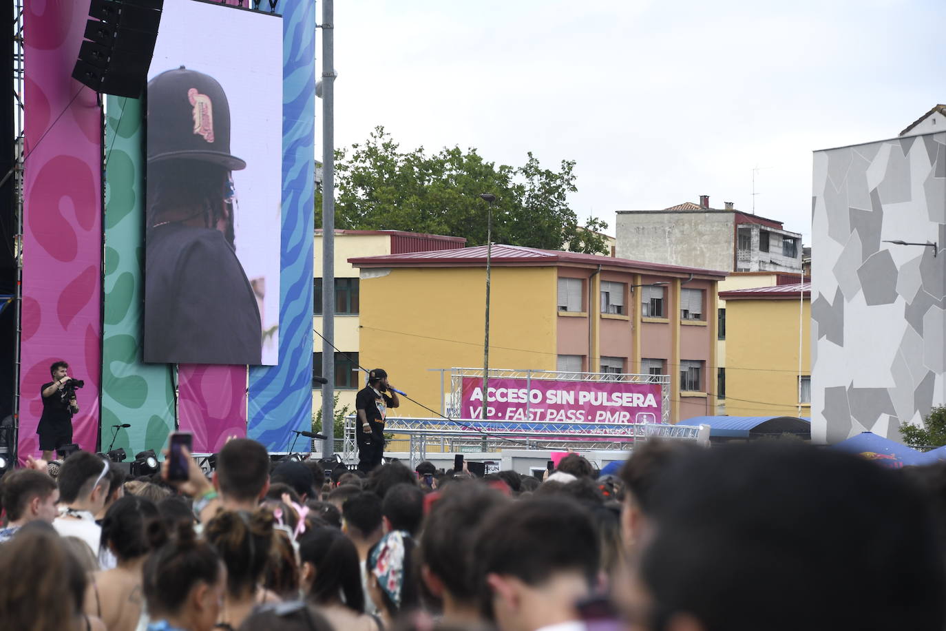 Explosión de ritmo y color en el cierre del Reggaeton Beach en Avilés