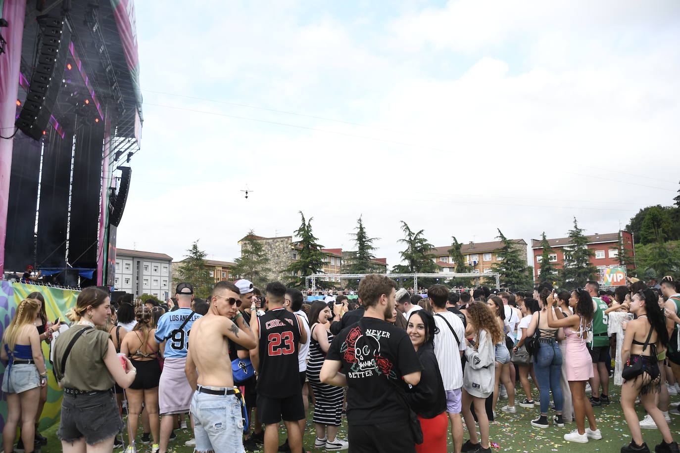 Explosión de ritmo y color en el cierre del Reggaeton Beach en Avilés