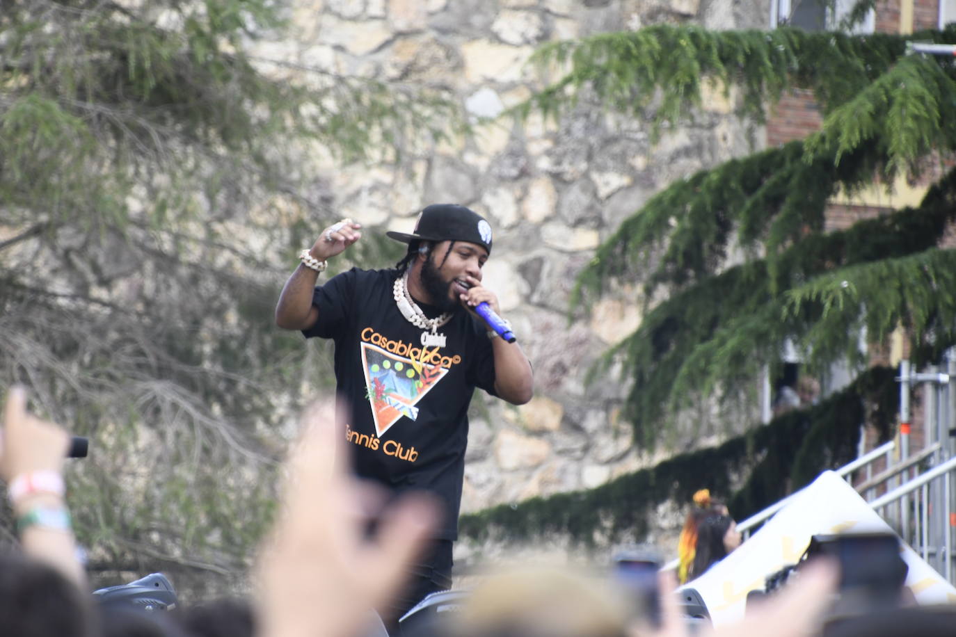 Explosión de ritmo y color en el cierre del Reggaeton Beach en Avilés