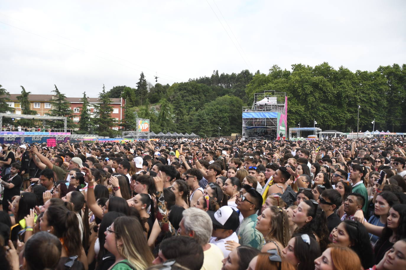 Explosión de ritmo y color en el cierre del Reggaeton Beach en Avilés