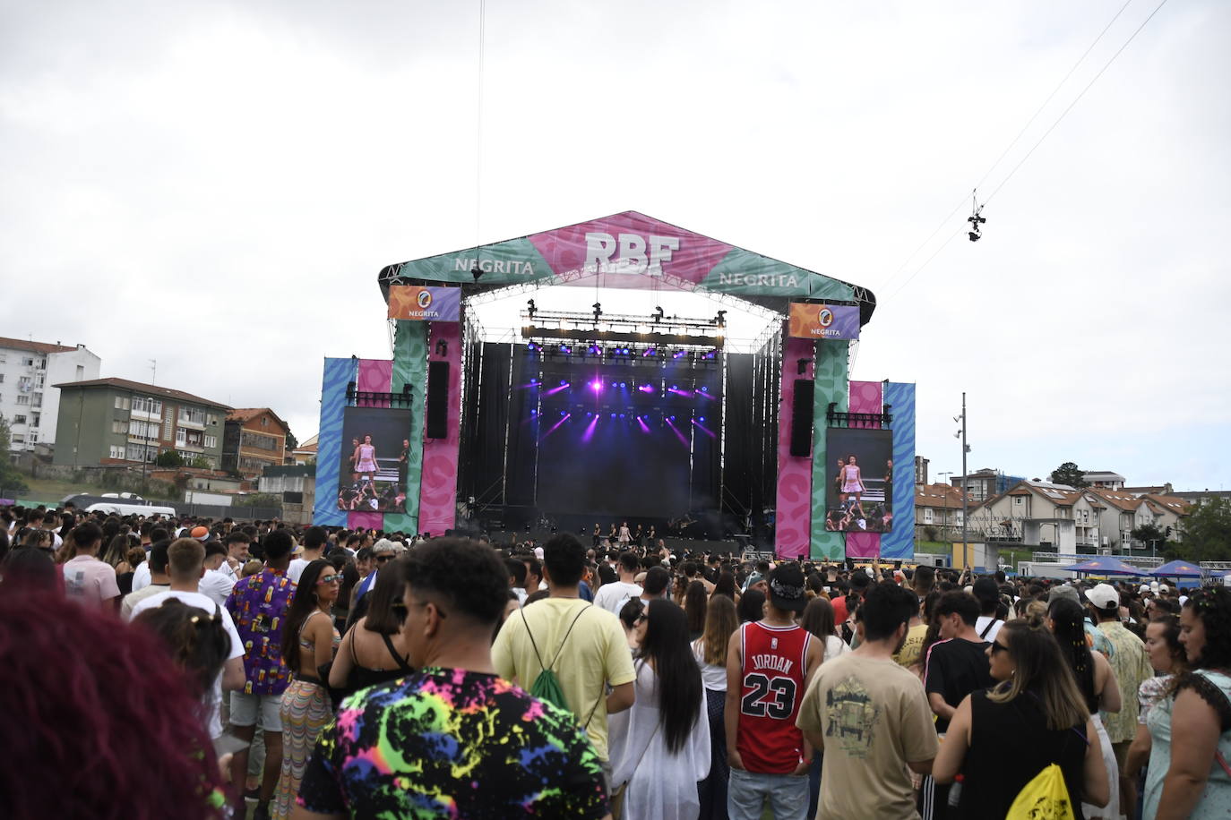 Explosión de ritmo y color en el cierre del Reggaeton Beach en Avilés