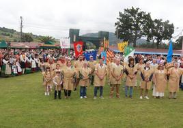 En el centro el alcalde de Llanera, Gerardo Sanz, y el pregonero de la fiesta, Chema Martínez, en el desfile del 'Domingo del Perdón'.