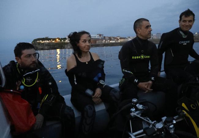 Los participantes en la actividad de buceo, de camino al islote de Las Gemelas, para la inmersión.