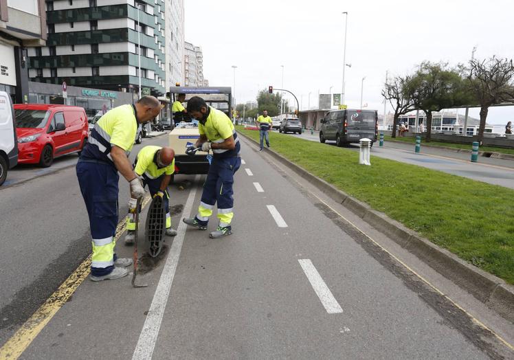 Imagen principal - La circulación de bicis por el Muro de Gijón ya ha vuelto al carril que había antes de la pandemia