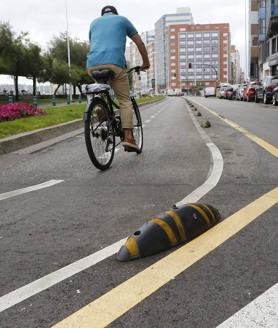 Imagen secundaria 2 - La circulación de bicis por el Muro de Gijón ya ha vuelto al carril que había antes de la pandemia