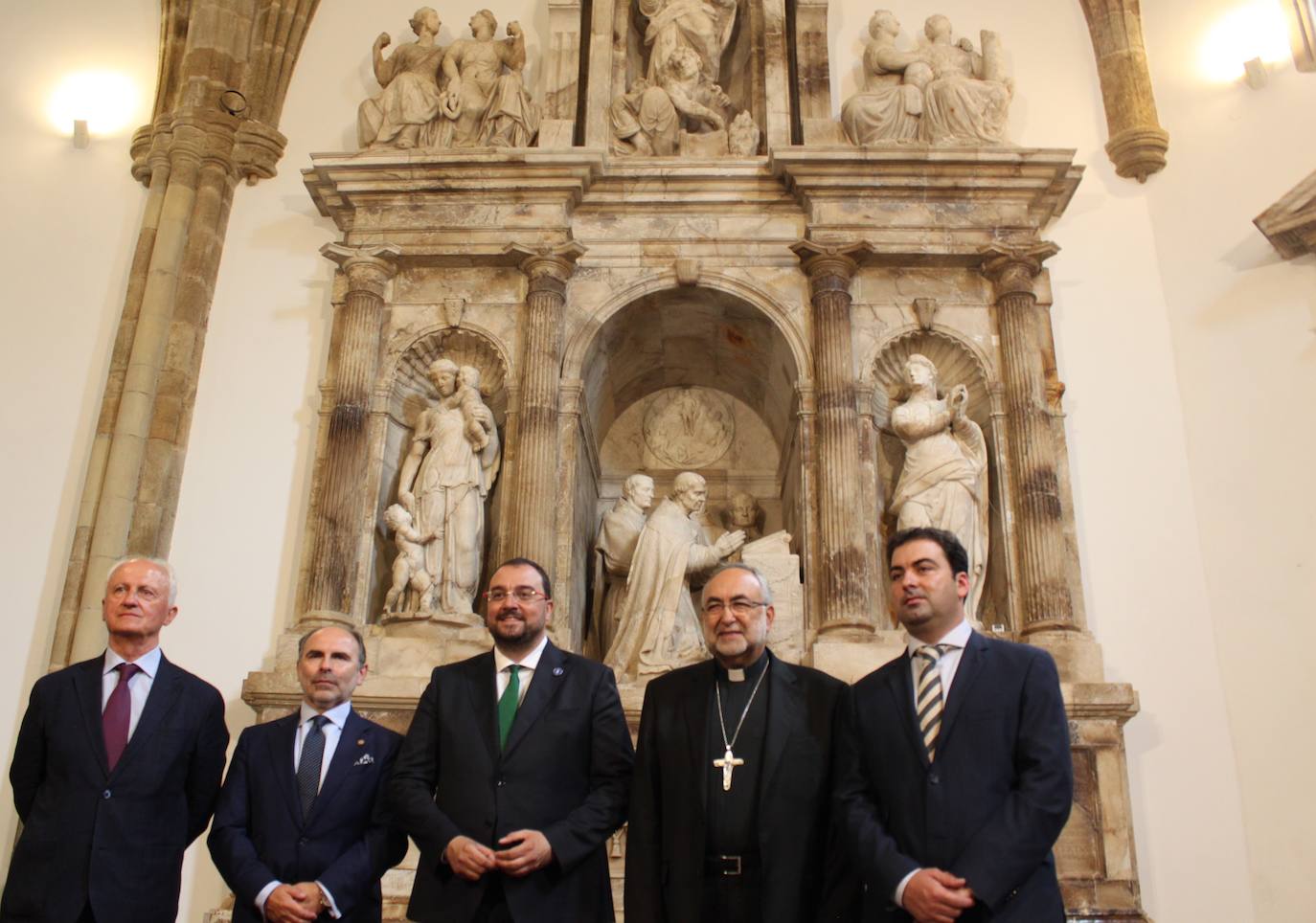 De izquierda a derecha, el presidente de la Fundación Valdés Salas, Joaquín Lorences; el rector de la Universidad de Oviedo, Ignacio Villaverde; el presidente en funciones del Principado, Adrián Barbón; el arzobispo de Oviedo, Jesús Sanz Montes; y el alcalde de Salas, Sergio Hidalgo, en la presentación de la nueva imagen del mausoleo de Fernando Valdés Salas, en la Colegiata Santa María la Mayor, de Salas.