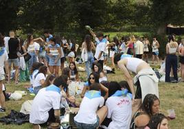 Jóvenes con bolsas de botellón en el prao de la Sobatiella.