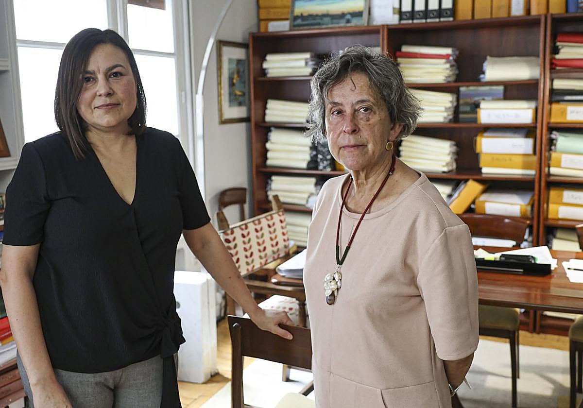 Argentina Cuendías (izquierda) y la abogada Ana García Boto, en el despacho de esta.