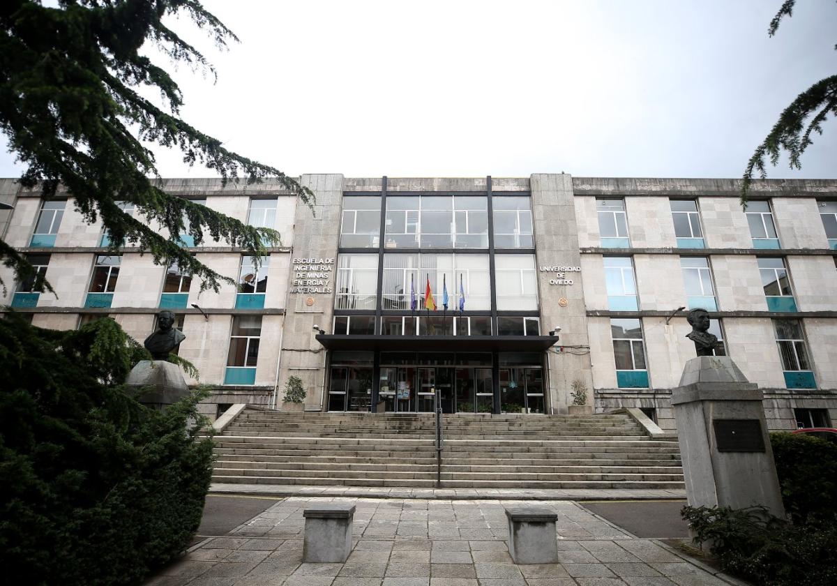 La entrada a la Escuela de Minas, cuya mudanza a Mieres ha sido paralizada por el momento.