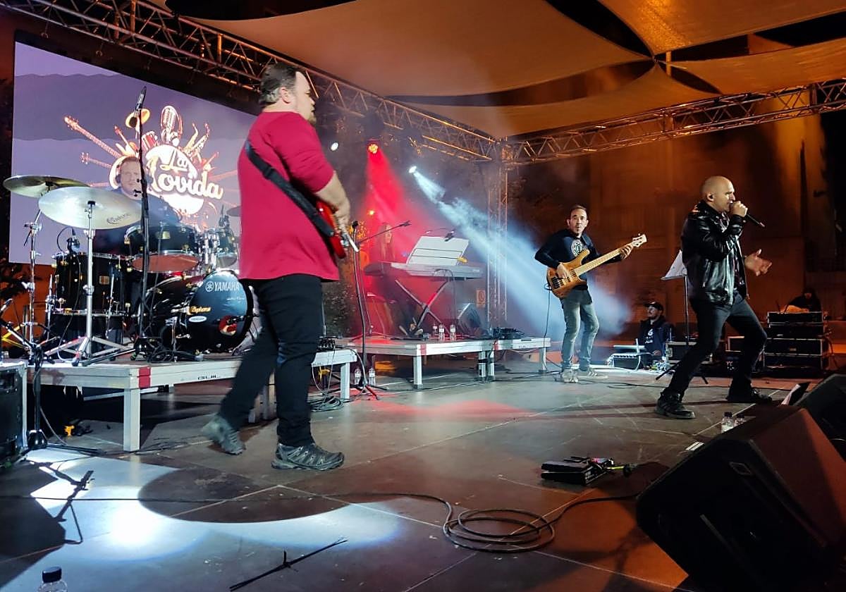 Una actuación de la banda La Movida, que toca temas de este movimiento.