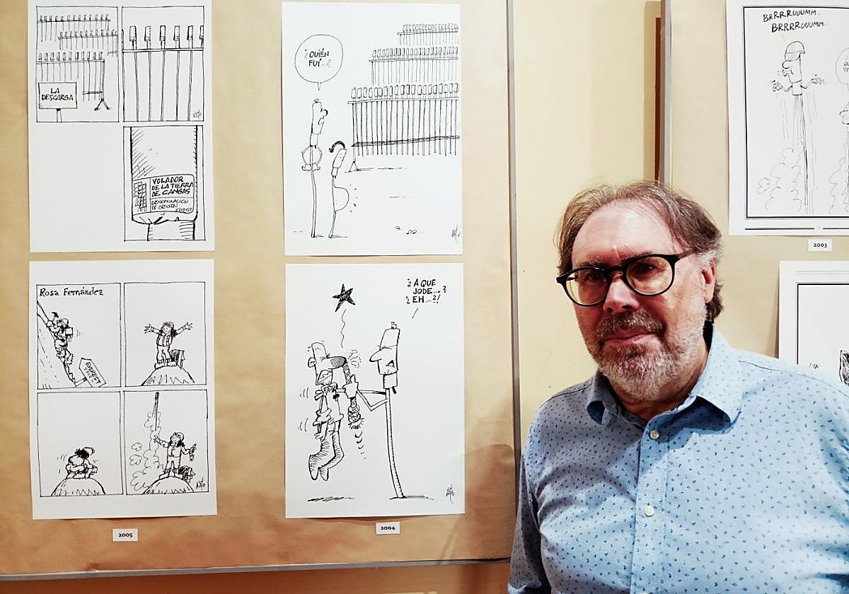 Ernesto García 'Neto', ayer, en la presentación de su nueva exposición. Debajo, alguna de las viñetas que conforman la muestra.