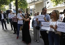 Protesta de funcionarios de Justicia ante la sede de la FSA.