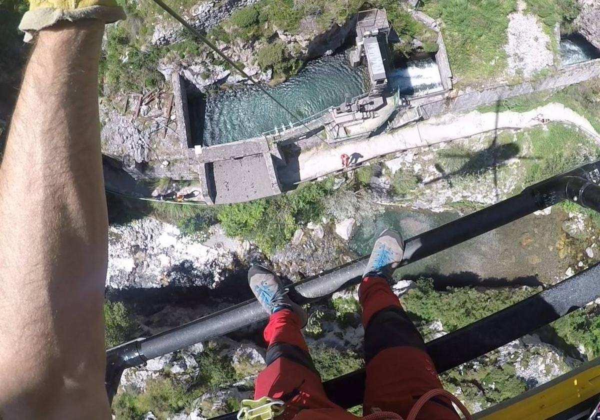 Bomberos de Asturias rescatan a una mujer herida en la ruta del Cares