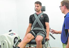 Rubén Yáñez, en su primera jornada en el Sporting, con la máquina de Biodex.