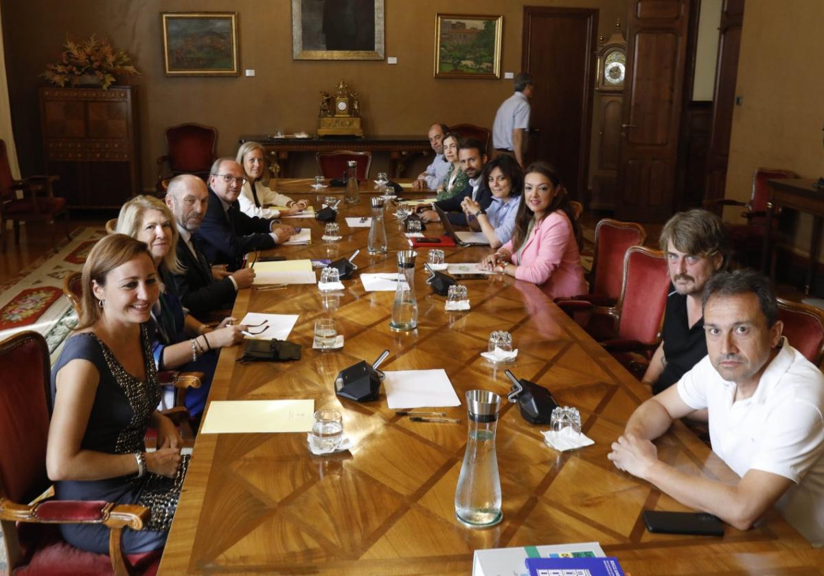 La nueva junta de portavoces, en su primera reunión de la XII legislatura que ahora comienza.