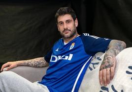 El cantante ovetense Melendi posa con la nueva camiseta del Real Oviedo para la próxima temporada, presentada ayer.