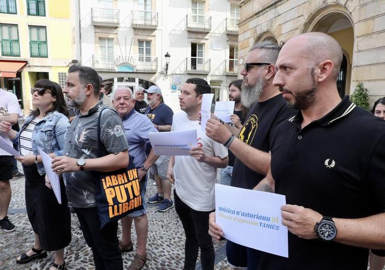 Protesta ante el Ayuntamiento de Gijón.