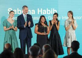 El rey Felipe, la reina Letizia, la princesa Leonor y la infanta Sofía entregan a la fundadora de cuidado infantil Kidogo, Sabrina Habib (c), el galardón Internacional este miércoles en la ceremonia de entrega de los premios de la Fundación Princesa de Girona.