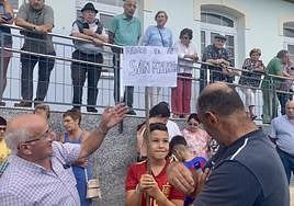 Un niño sostiene una pancarta que reza «Médico ya en San Martín».