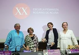 Ana González, Paz Fernández Felgueroso, Carmen Moriyón y Amelia Valcárcel, en la Escuela Feminista Rosario de Acuña.