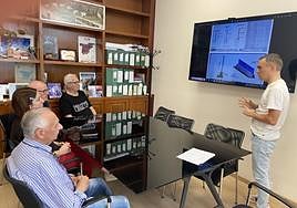 Iván Fernández reunido ayer con las asociaciones vecinales de Corvera explicándoles el proyecto.