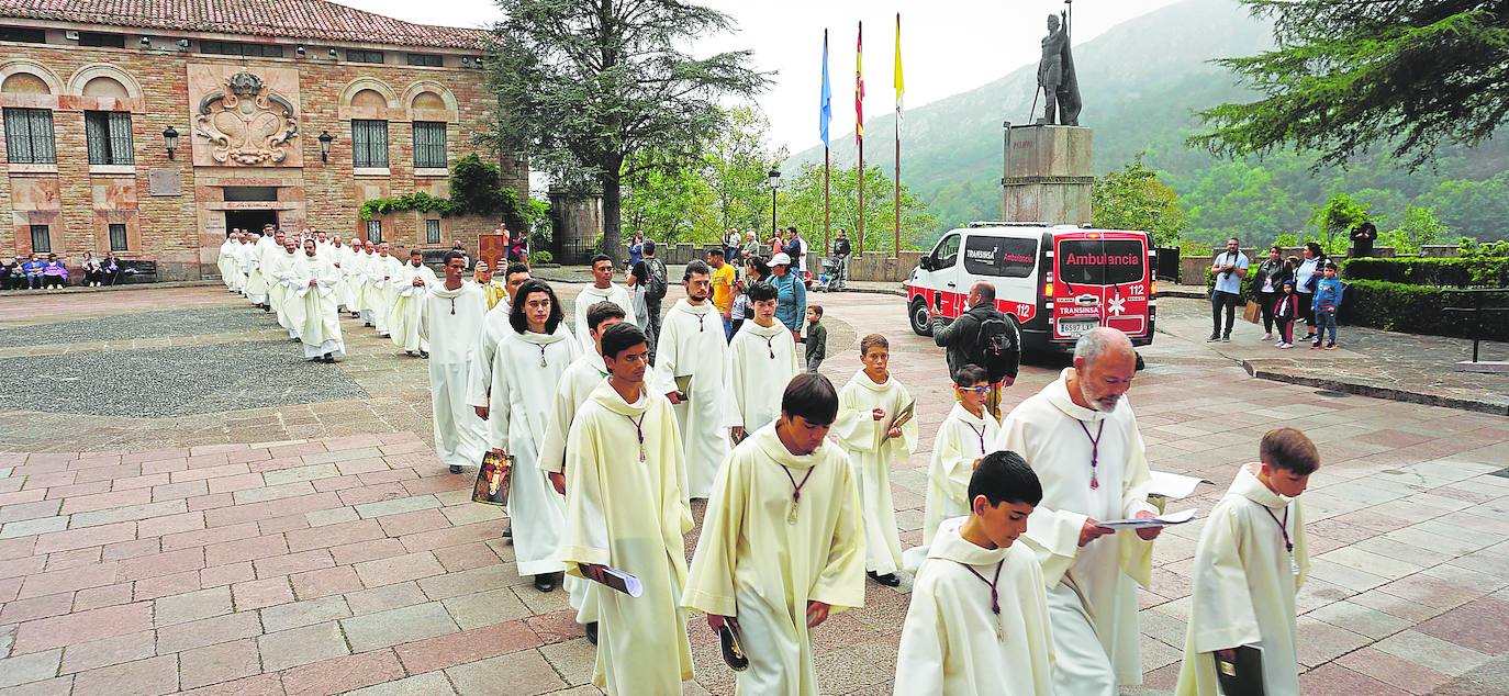 La última promoción de escolanos, a su entrada a la Basílica de Covadonga durante la novena del pasado año, acompañados por su director musical, Jorge de la Vega. g. p.