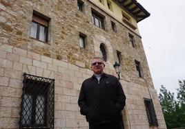 El abad, Adolfo Mariño, este jueves, ante el antiguo Hostal Favila, inmueble que albergaba la Escolanía.