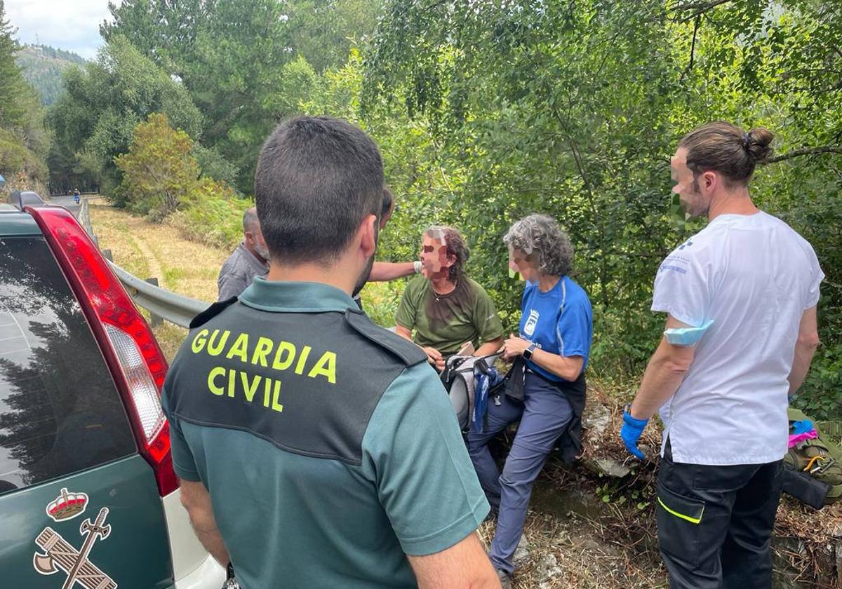 Agentes de la Guardia Civil y sanitarios, junto a la mujer accidentada.