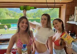 Marina Argüelles y las hermanas Lucía y Laura Barba, en el chiringuito de la piscina municipal de Ibias.