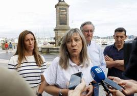 La candidata del PP al Congreso, Esther Llamazares, atendiendo a los medios de comunicación en Gijón junto a la vicealcaldesa Ángela Pumariega, el candidato al Senado, Pablo González y el concejal de Deportes, Jorge Pañeda.