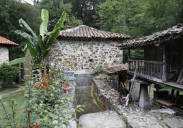 Piloña. A los pocos kilómetros de la salida de Villamayor, nos encontramos con el Molín de Tendi, cerca de Sevares.