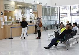 Usuarios en el Registro Civil de los juzgados de Gijón, ya en plena actividad.