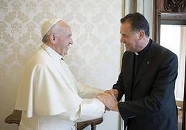 El papa Francisco junto al sacerdote asturiano Ángel Fernández Artime, a quien nombrará cardenal el 30 de septiembre.