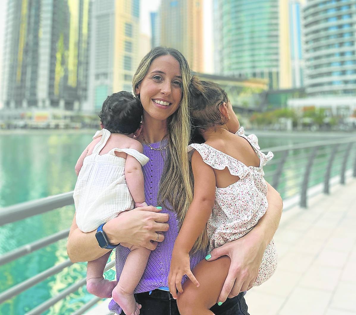 Nadia con Sofía, de dos años, y Nico, de dos meses, en brazos.