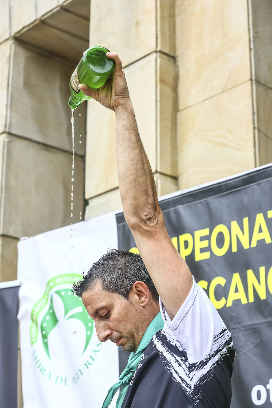 Wilkin Aquiles, rey de los escanciadores en Nava