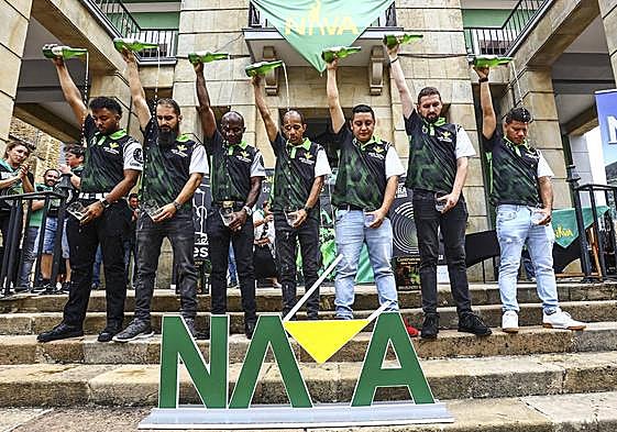 Los mejores culinos de Asturias. Los flamantes vencedores del Concurso de Escanciadores de Nava, con Wilkin Aquiles en el centro.