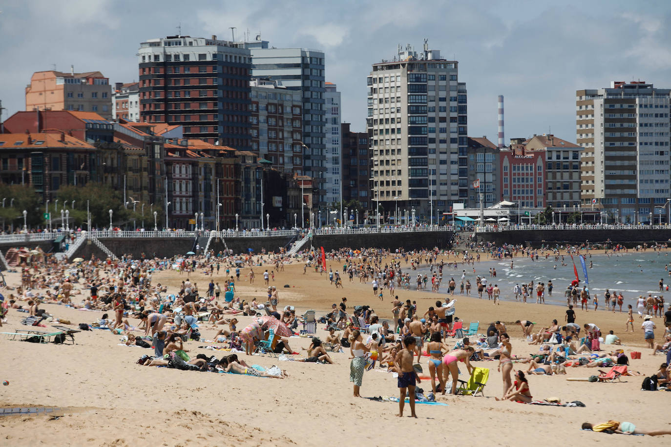 La playa de San Lorenzo llena de bañistas.