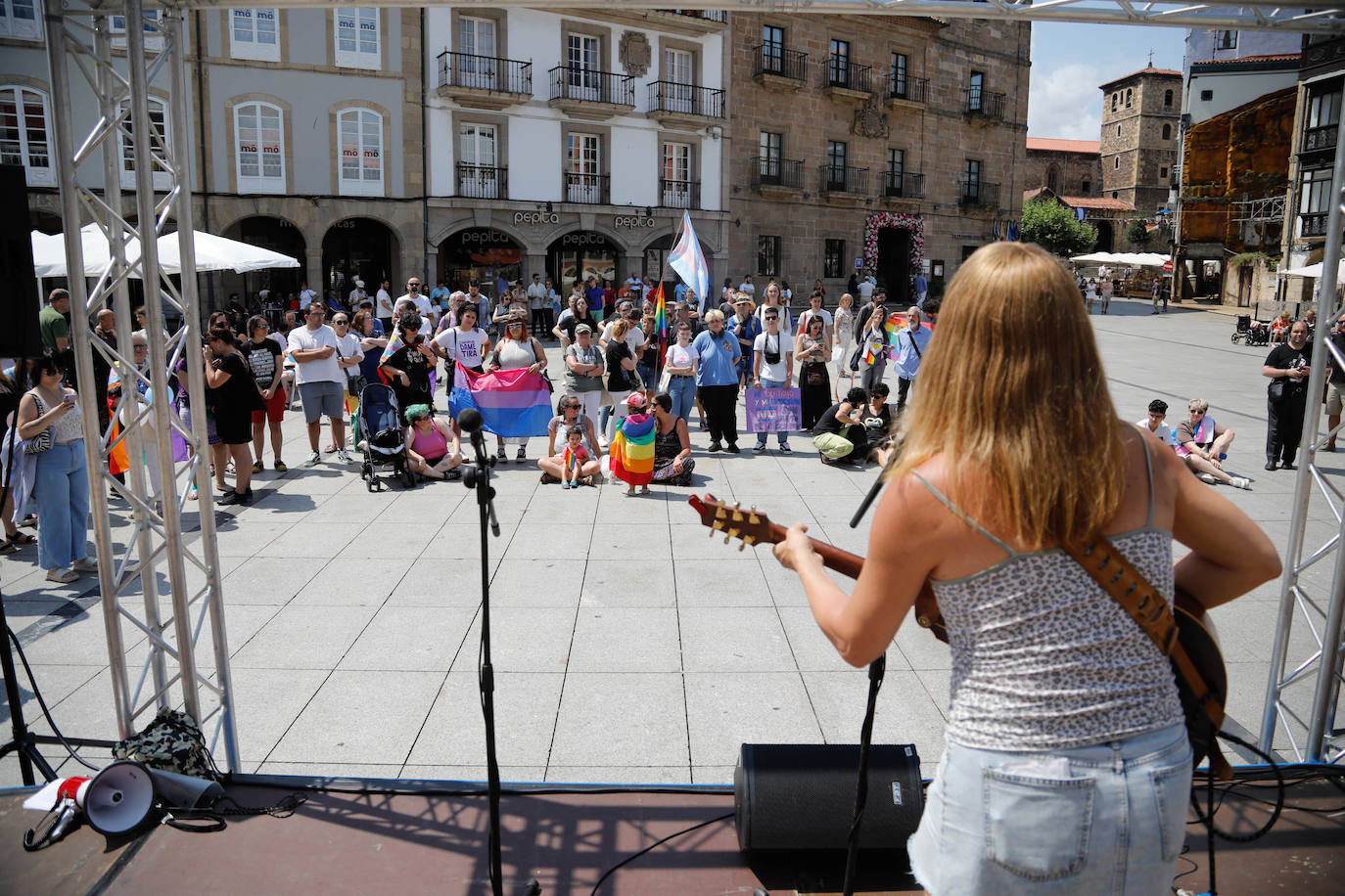 «Ni un paso atrás»: Avilés clama por los derechos LGTBI